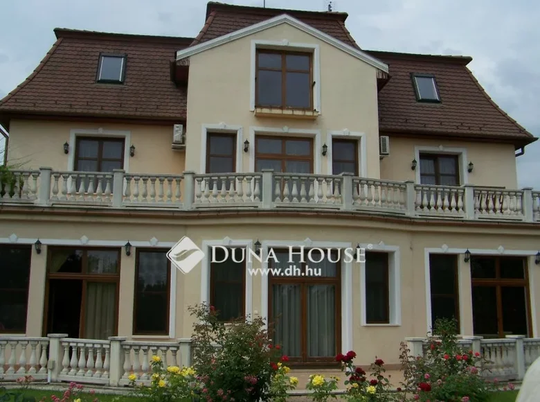 House 530 m² Erd, Hungary