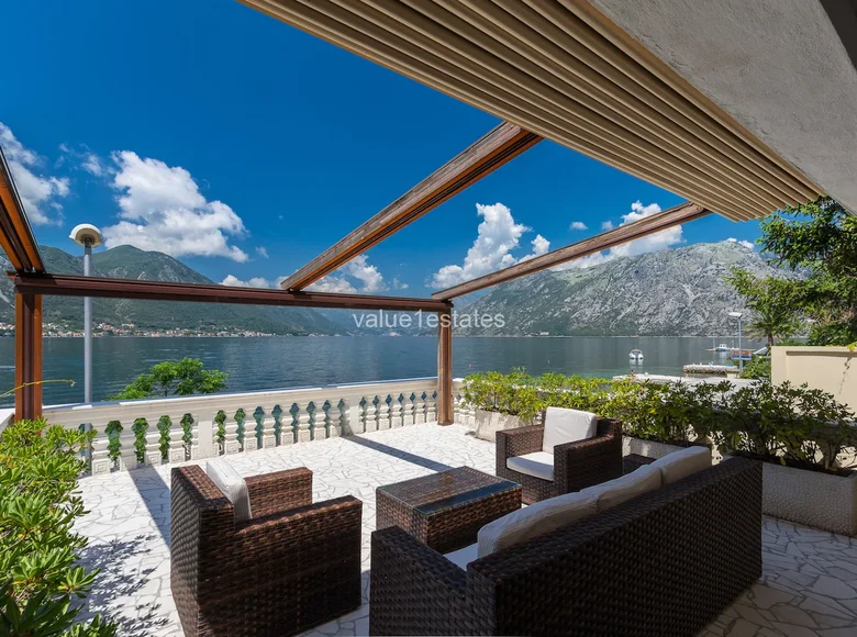 6 bedroom villa 365 m² Dobrota, Montenegro