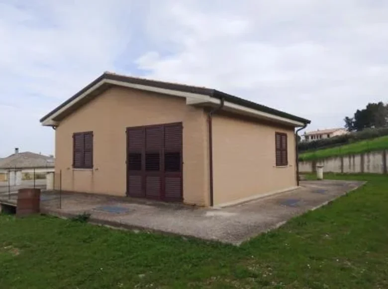 Nieruchomości komercyjne 300 m² Terni, Włochy