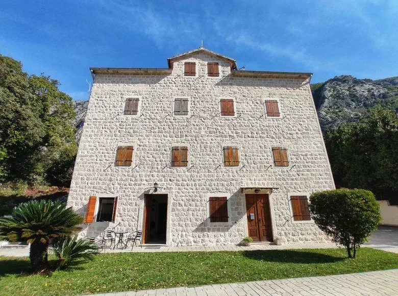 2 bedroom apartment 82 m² Kotor, Montenegro