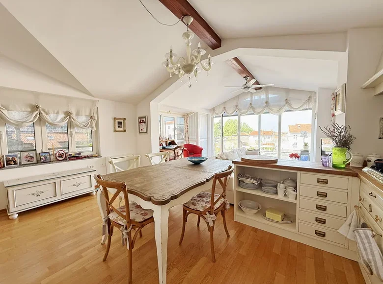 Mieszkanie 4 pokoi 109 m² Koper, Słowenia