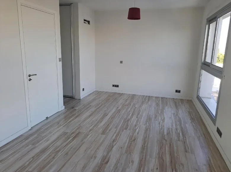 Mieszkanie 2 pokoi 160 m² Strovolos, Cypr