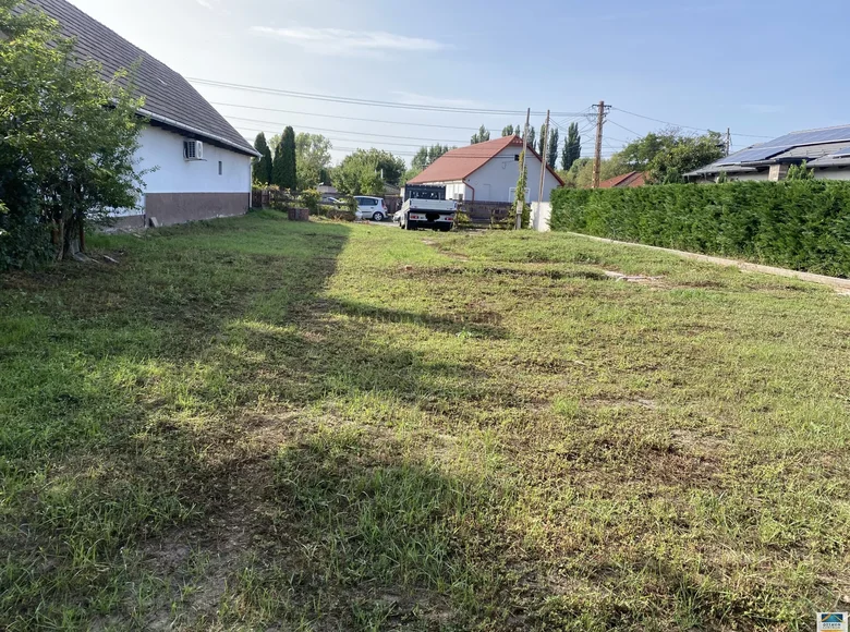 Land 580 m² Gyoemro, Hungary