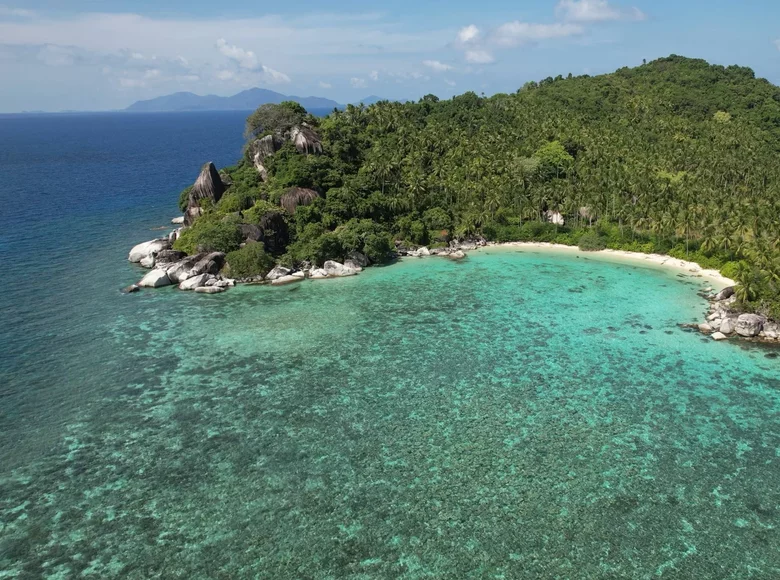Land  Kepulauan Anambas, Indonesia
