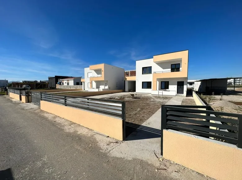 Casa 4 habitaciones 170 m² Donji Stoj Shtoji i Poshtem, Montenegro