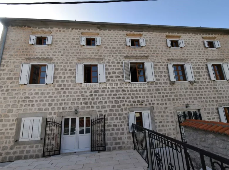 Дом 327 м² Биела, Черногория