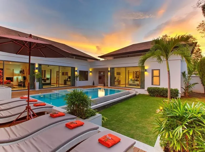 4 bedroom Villa 330 m² Phuket, Thailand