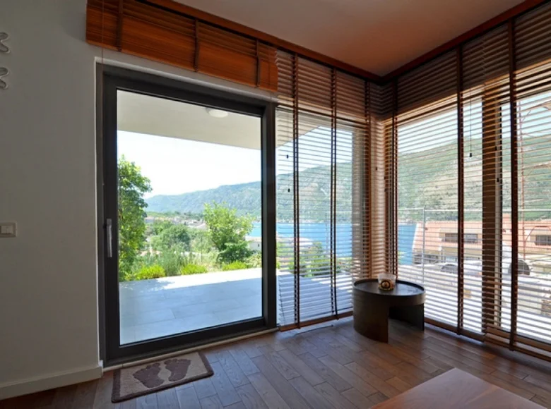 Wohnung 4 Schlafzimmer 224 m² Dobrota, Montenegro