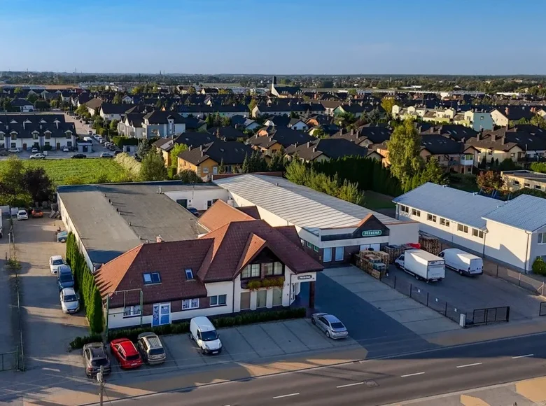 Boutique 1 588 m² à Plewiska, Pologne