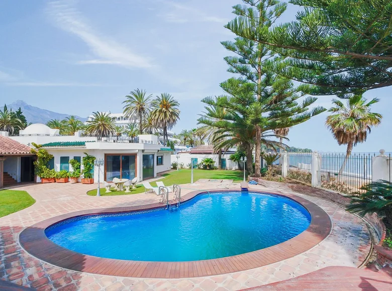 9 bedroom house 1 590 m² Malaga, Spain