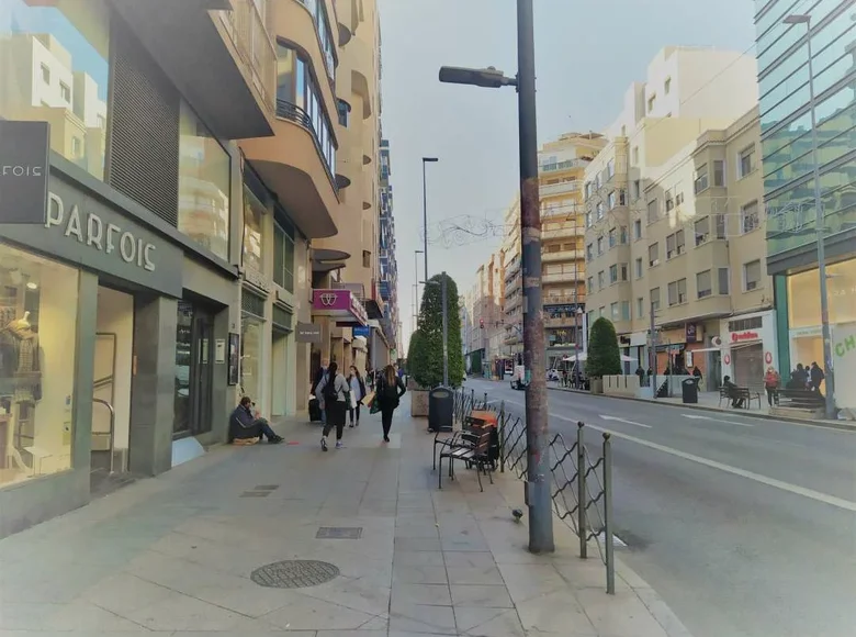 Commercial property 557 m² in Alicante, Spain