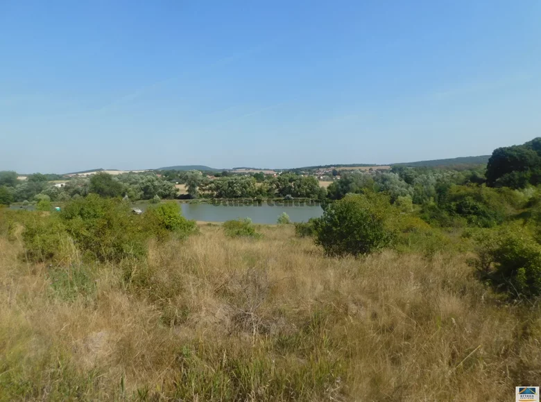 Land 1 750 m² Nezsa, Hungary