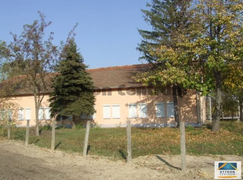 Commercial property 400 m² in Tiszakecske, Hungary