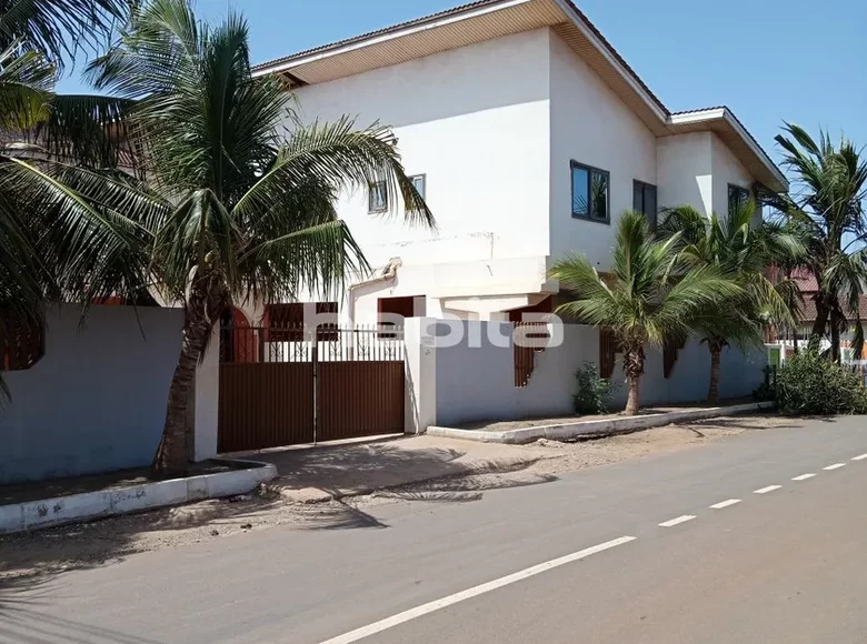 Wohnung 16 Zimmer 1 000 m² Sakumono, Ghana
