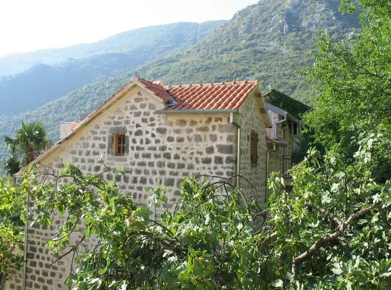 Haus 5 Schlafzimmer 360 m² Dobrota, Montenegro
