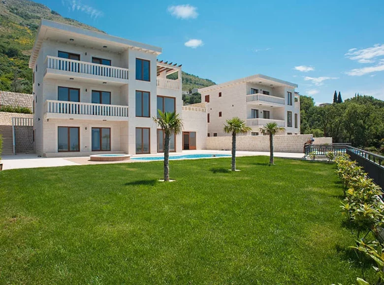 villa de 5 dormitorios 735 m² Rijeka-Rezevici, Montenegro