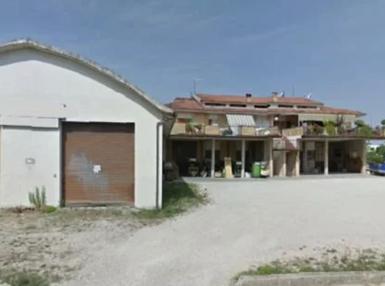 Commercial property 140 m² in Montappone, Italy