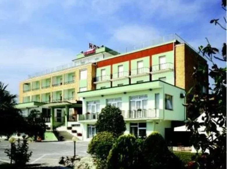 Hotel 3 000 m² Porto Recanati, Italien