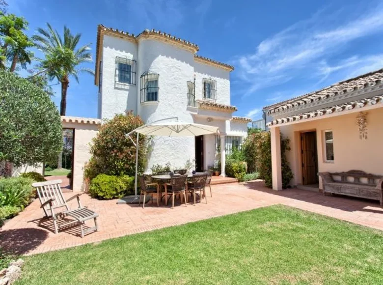 4 bedroom house 326 m² Marbella, Spain