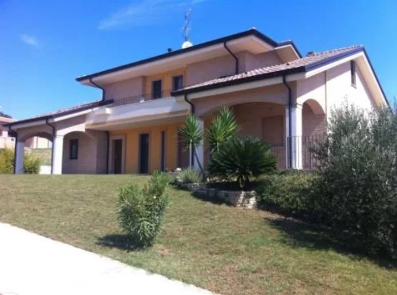 Commercial property 350 m² in Terni, Italy