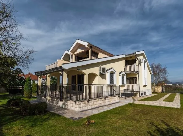 Villa de 6 chambres 3 702 m² en Podgorica, Monténégro