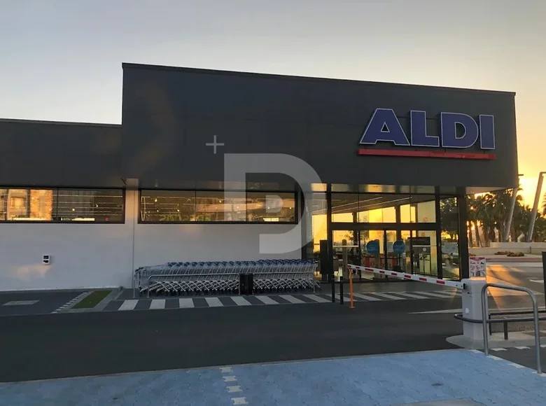 Tienda 1 200 m² en Španjolska, Španjolska