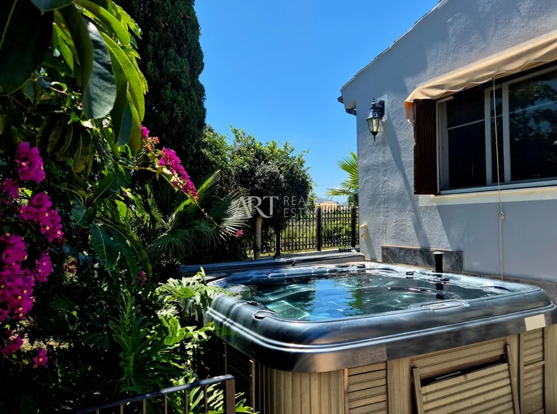3-Schlafzimmer-Villa 250 m² lAlfas del Pi, Spanien