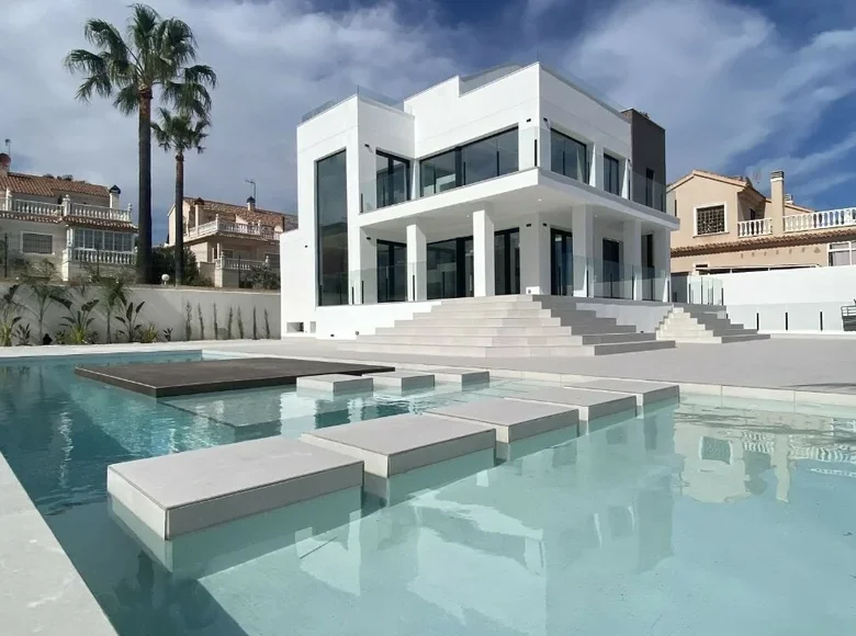 4 bedroom Villa 407 m² Torrevieja, Spain