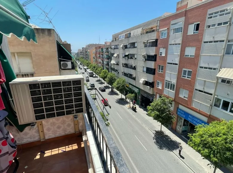 Mieszkanie 4 pokoi 70 m² Alicante, Hiszpania