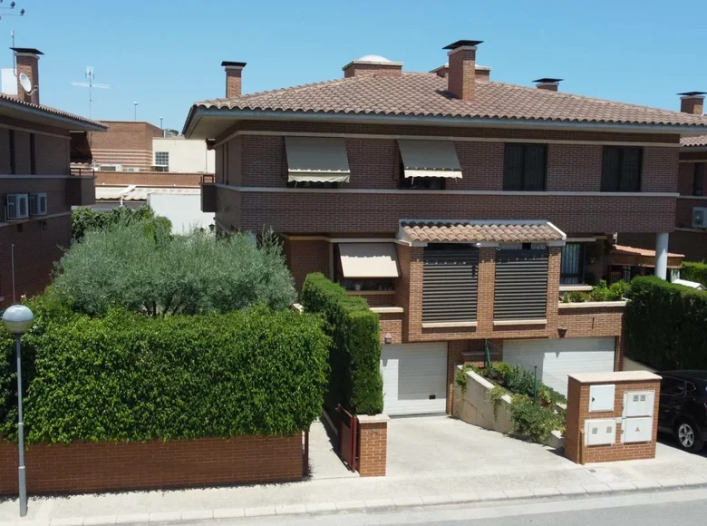 Villa de 4 dormitorios 268 m² Muchamiel, España