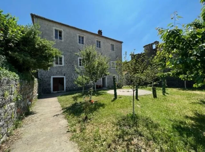 Casa 9 habitaciones 300 m² Bijela, Montenegro