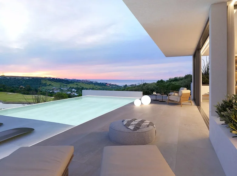 3 bedroom apartment  Estepona, Spain