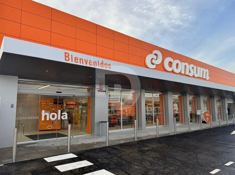 Shop 9 360 m² in Barcelona, Spain