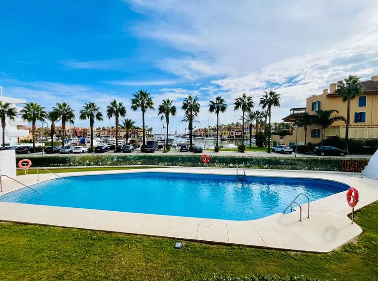 Mieszkanie 3 pokoi 105 m² Torreguadiaro, Hiszpania