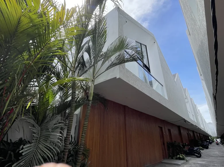 Stadthaus 2 Schlafzimmer 112 m² Kerobokan Kelod, Indonesien