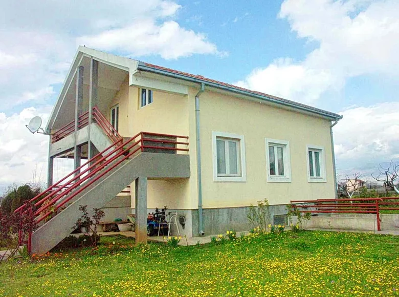 2 bedroom house 220 m² Podgorica, Montenegro