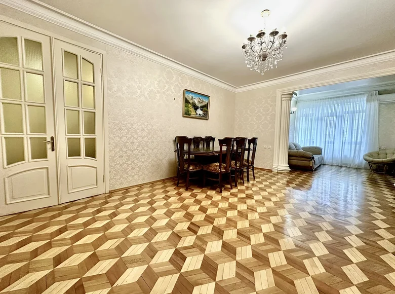 Mieszkanie 4 pokoi 120 m² Tbilisi, Gruzja