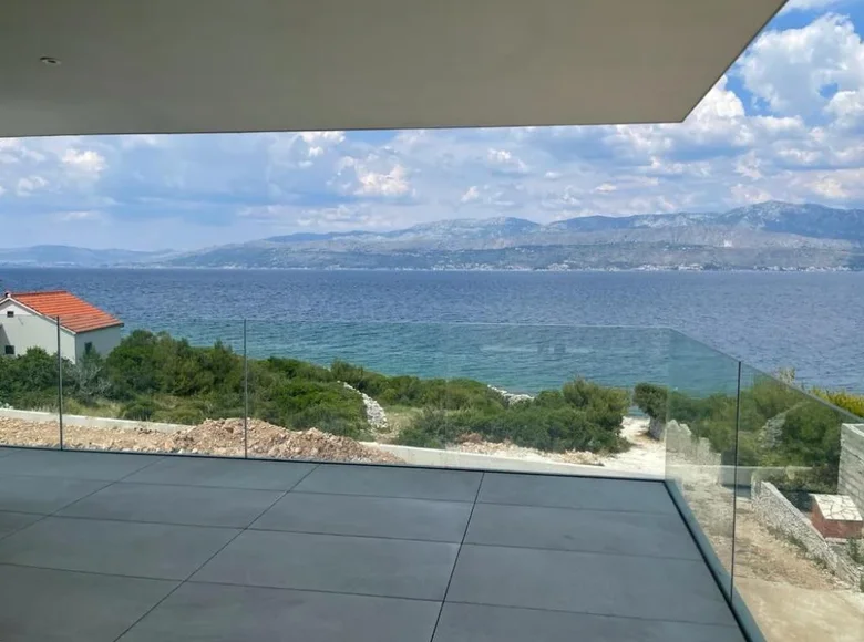 4 bedroom Villa 270 m² Splitska, Croatia