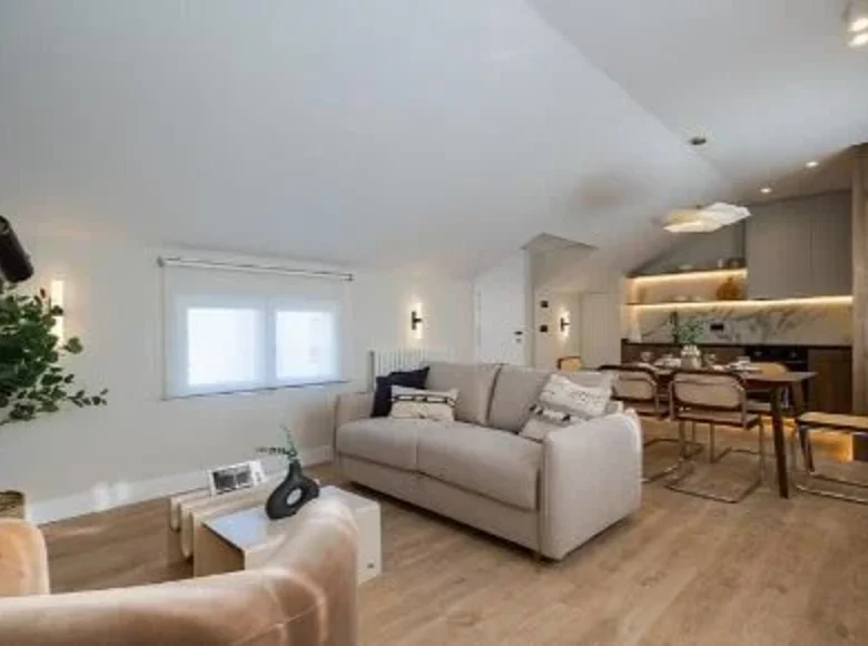 Mieszkanie 2 pokoi 73 m² Madryt, Hiszpania