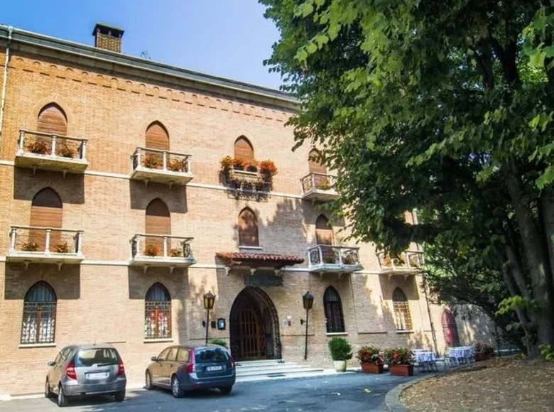 Hotel 1 700 m² in Parma, Italy