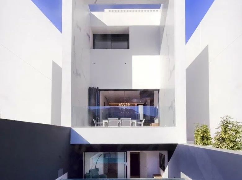 Villa de 4 dormitorios 236 m² Alfaz del Pi, España