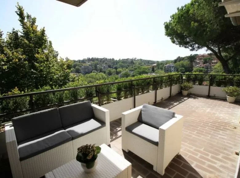 Mieszkanie 4 pokoi 200 m² Rzym, Włochy