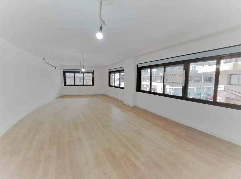Office 90 m² in Alicante, Spain