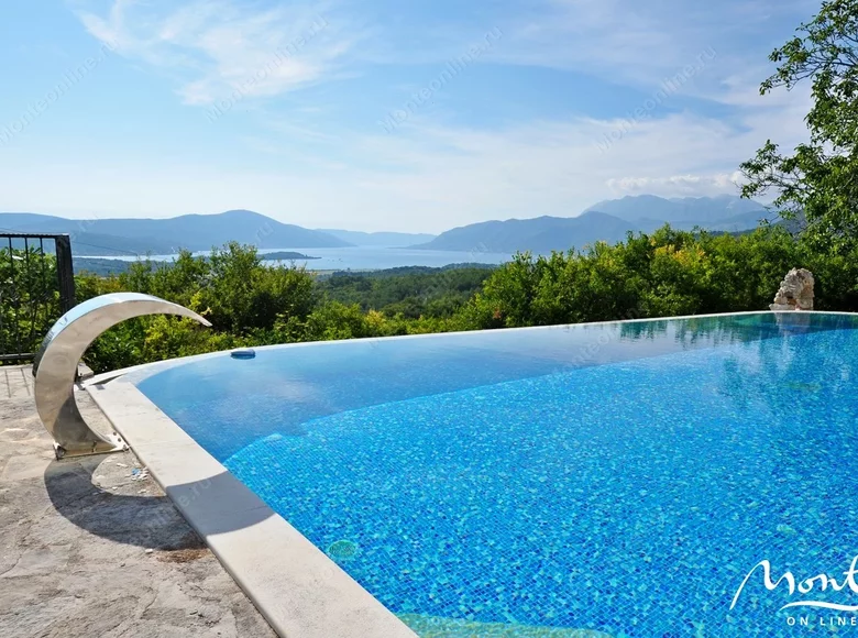 Villa de tres dormitorios 187 m² Tivat, Montenegro