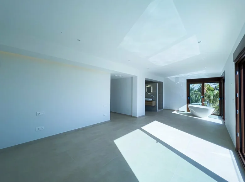 4-Schlafzimmer-Villa 520 m² lAlfas del Pi, Spanien