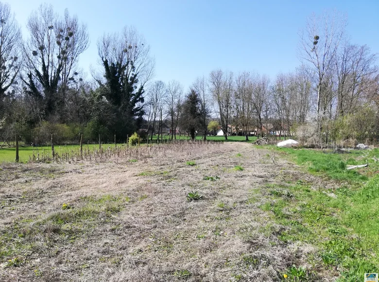 Land 1 811 m² Szokedencs, Hungary