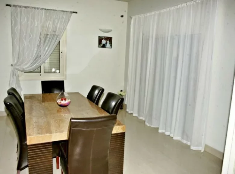 Casa 4 habitaciones 450 m² Monagrouli, Chipre