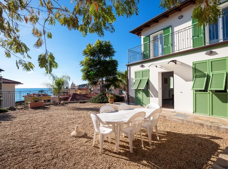 3 bedroom villa 200 m² Bordighera, Italy