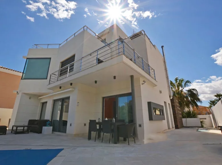 villa de 5 dormitorios 490 m² Alicante, España