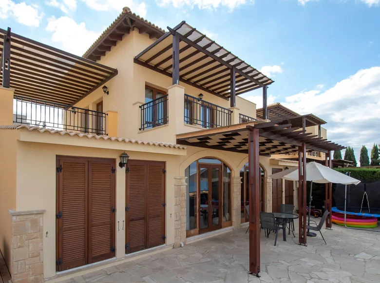 Mieszkanie 3 pokoi 130 m² Pafos, Cypr